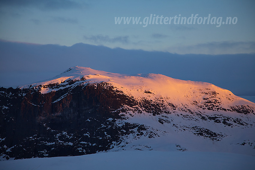 Vintermorgen på toppen av Børrenøse med utsikt bort til Skørsnøse (1453 moh).