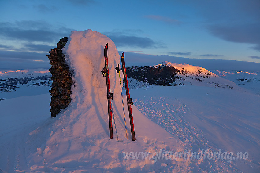 På toppen av Børrenøse en vintermorgen med Skørsnøse glødende i bakgrunnen.