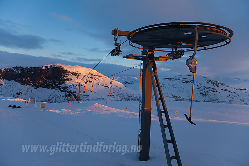 På toppen av skitrekket mot Børrenøse med Skørsnøse (1453 moh) i bakgrunnen.