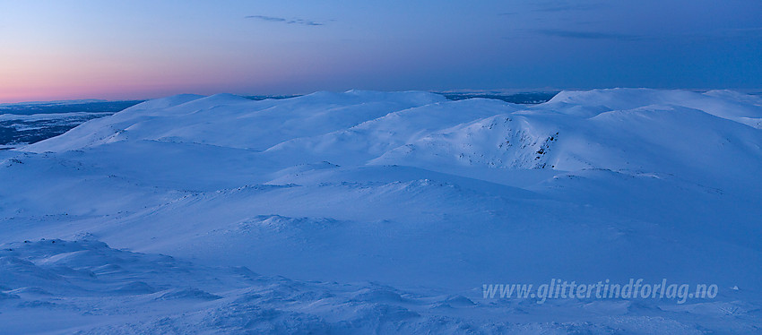 Vintermorgen på toppen av Veslebotnskarvet (Trøymsfjellet) med utsikt bortetter fjellrekka mot Skogshorn.