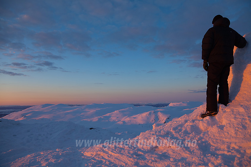 Utsikt fra toppen av Veslebotnskarvet mot Skogshorn en vintermorgen.