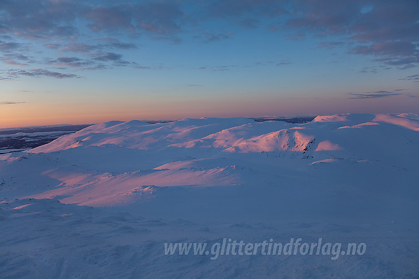 Utsikt fra Veslebotnskarvet i retning Skogshorn en vintermorgen.