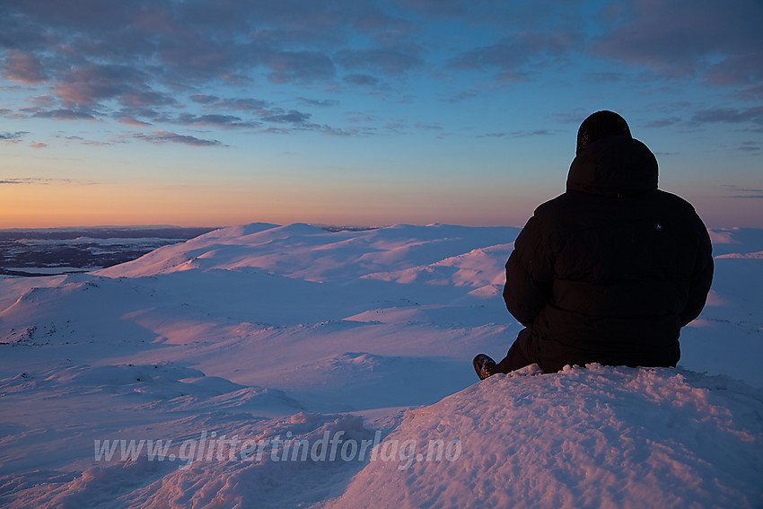 Utsikt fra Veslebotnskarvet i retning Skogshorn en vintermorgen.