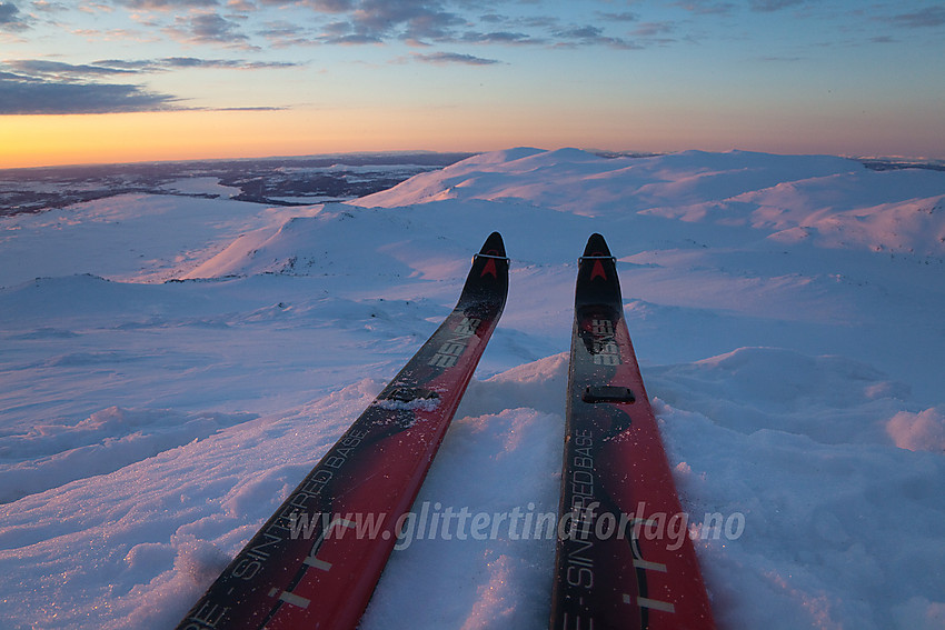 Utsikt fra Veslebotnskarvet i retning Skogshorn fra skiperspektiv en vintermorgen.