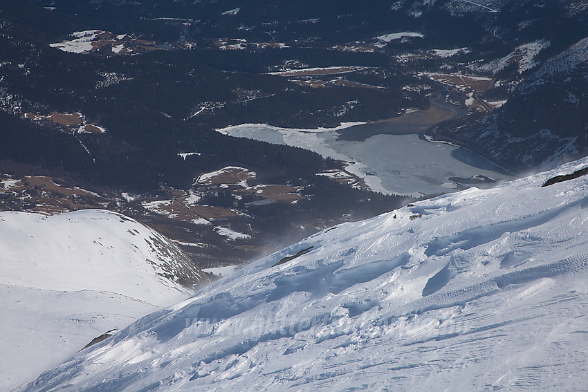 På vei ned fra Møsåkerkampen (Vennisfjellet) med Norsvinsfjorden mer enn 1000 høydemeter nedenfor.