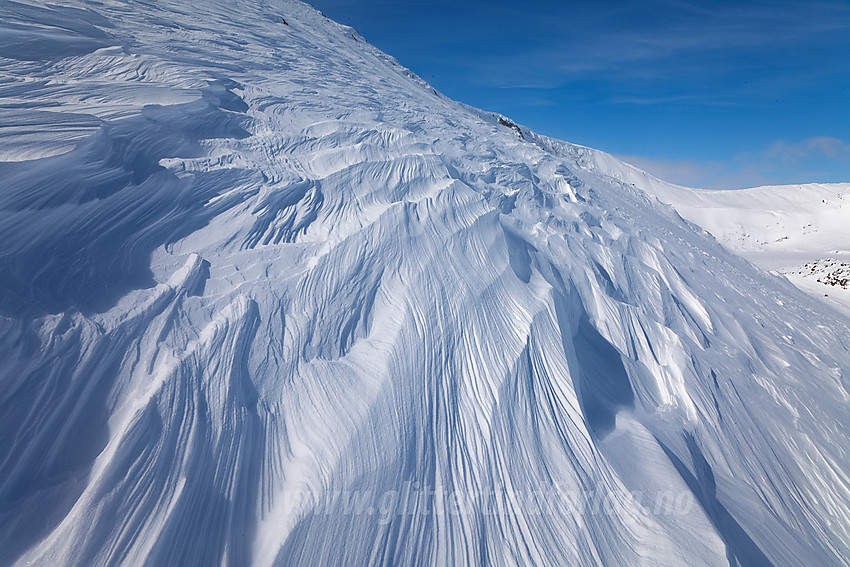 Vindskapte mønstre i snøen på Vennisfjellet (øst for Møsåkerkampen).