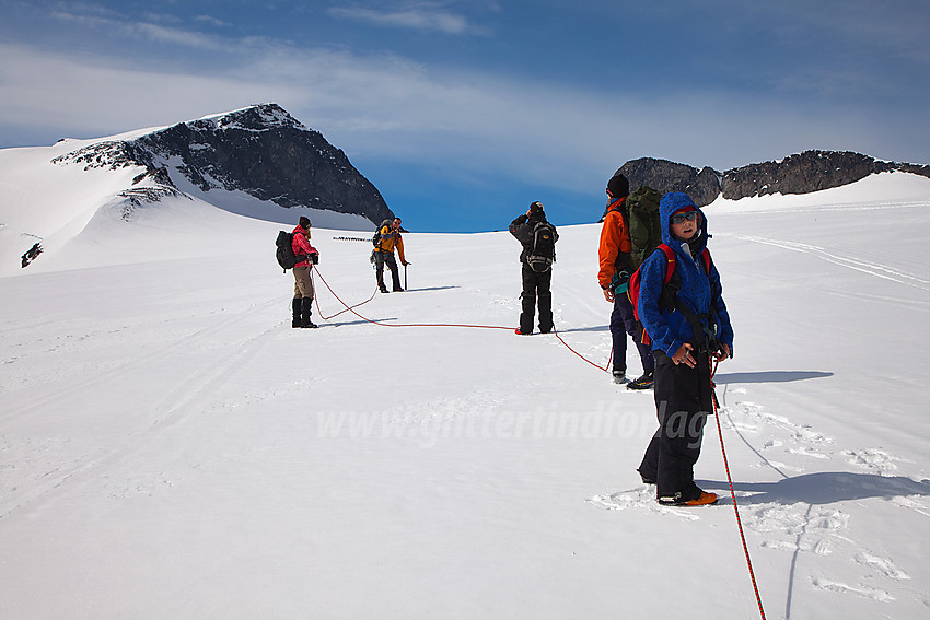 Taulag på Styggebrean med Galdhøpiggen (2469 moh) i bakgrunnen.