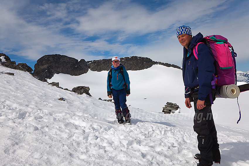 På vei opp nordøstryggen mot Galdhøpiggen med Vesle Galdhøpiggen i bakgrunnen.