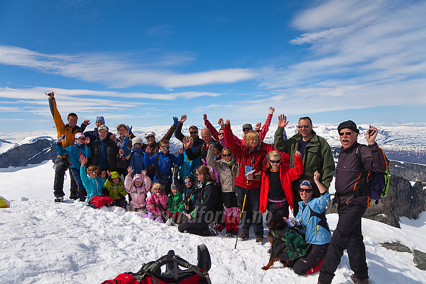 Valdres Tur- og Fjellsportlag på toppen av Galdhøpiggen, 28 (14 barn og 14 voksne) på bildet i tillegg til fotografen. Ikke verst.