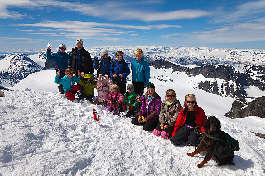 Valdres Tur- og Fjellsportlag på toppen av Galdhøpiggen, 14 barn fra 4 år og oppover. Ikke verst det!