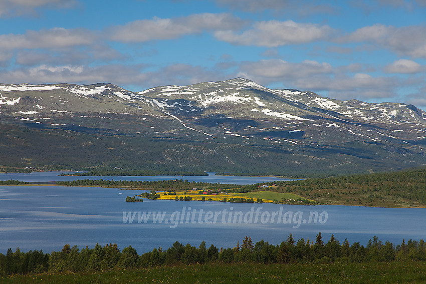 Fra Nøsen mot Storfjorden med Hanafjorden og Veslebotnskarvet (1775 moh) i bakgrunnen.