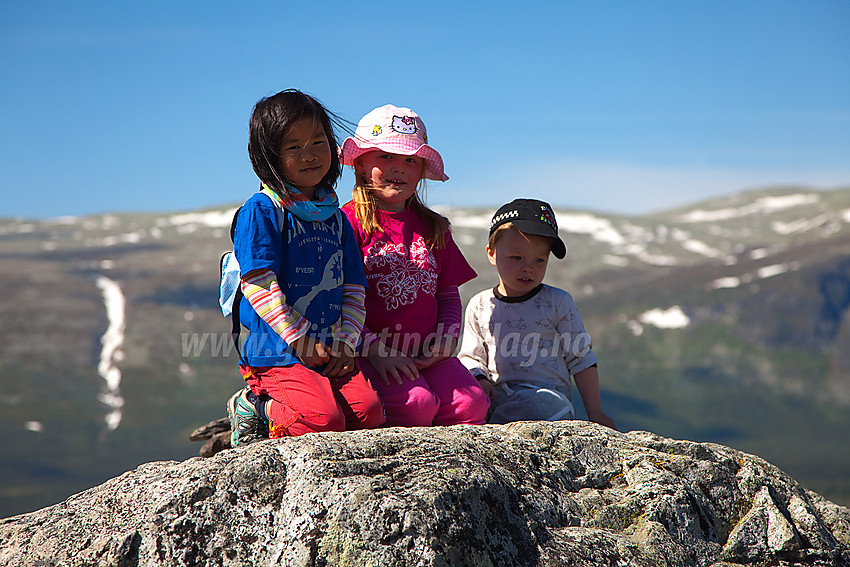 Pause på en stein på tur til Grønsennknipa.