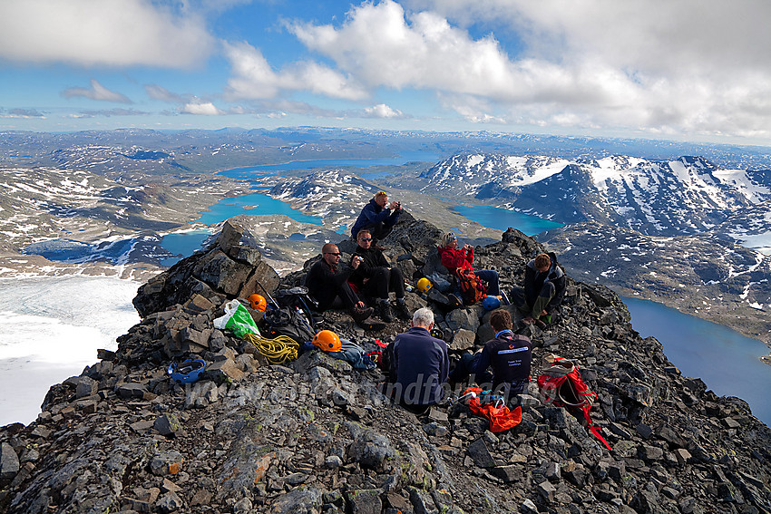 Pause oppunder Uranostinden på en fellestur i regi av Valdres Tur- og Fjellsportlag. Fabelaktig utsikt sørover mot Tyin.