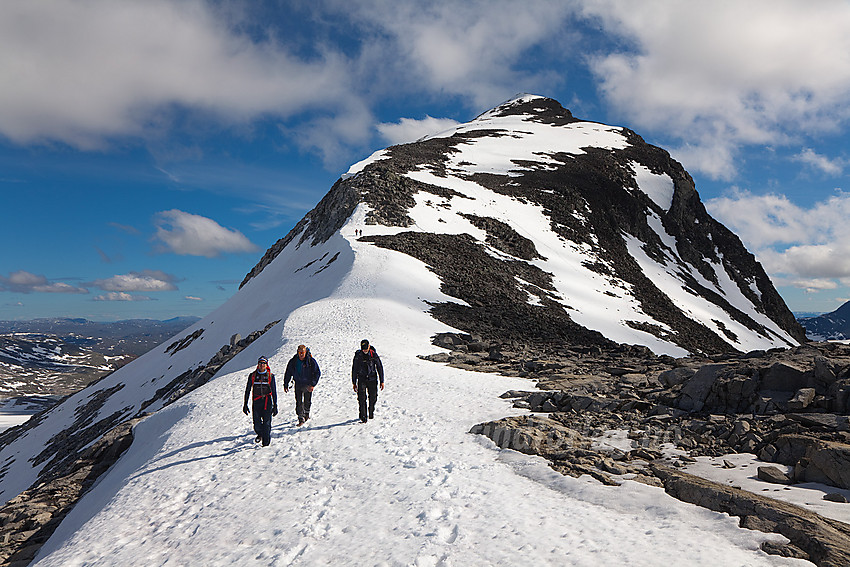 På sadelen nord for Uranostinden (2157 moh) med toppen i bakgrunnen.