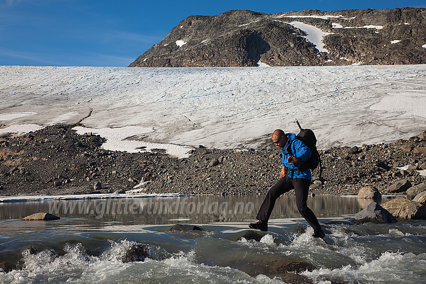 Kryssing av flomstor breelv like nedenfor Uranosbreen med Langeskavltinden (2014 moh) i bakgrunnen.