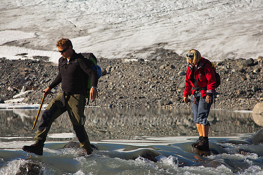 Kryssing av flomstor elv rett nedenfor Uranosbreen.