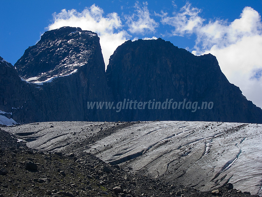 Maradalsbreen med Mannen (1950 moh) og Kjerringi (1938 moh) bak.