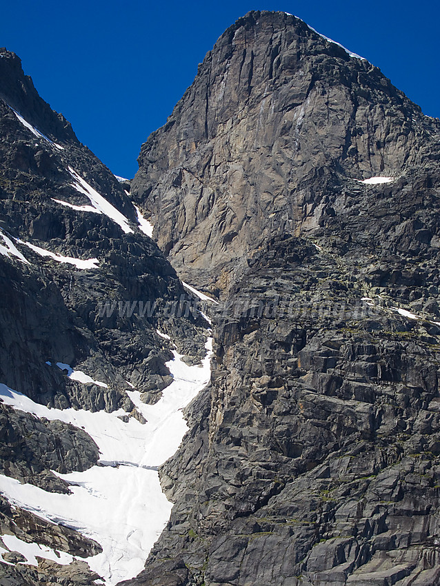 Gjertvasstinden (2351 moh) fra Maradalsbreen med den markerte renna som fører fra breen og opp mot Gjertvasskardet.