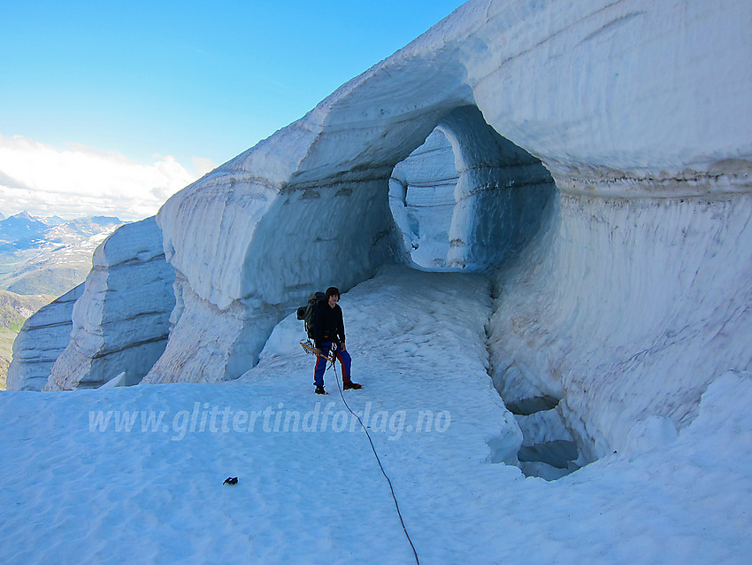 Stor istunnell på Maradalsbreen.