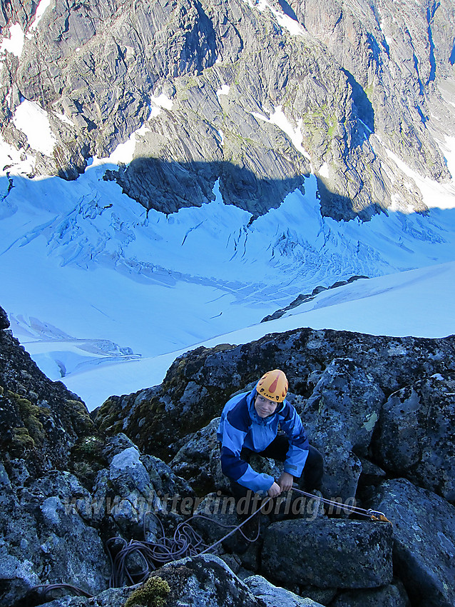 Sikring på utsatt passasje på Maradalsryggen (på vei opp mot S3) med Maradalsbreen i bakgrunnen.