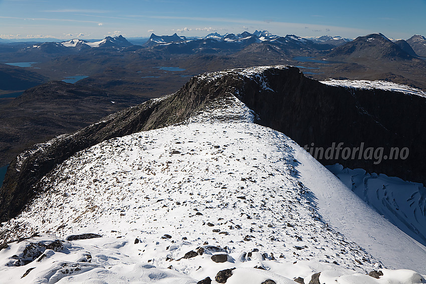 På vei mot Slettmarkpiggen med tilbakeblikk mot Slettmarkkampen (2032 moh). I bakgrunnen ruver Vest-Jotunheimens tinder.