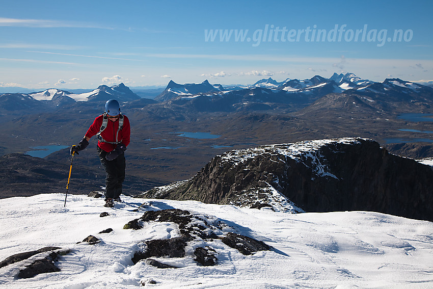 På vei mot Slettmarkpiggen. I bakgrunnen ses Slettmarkkampen og sørvest-Jotunheimens tindeverden.