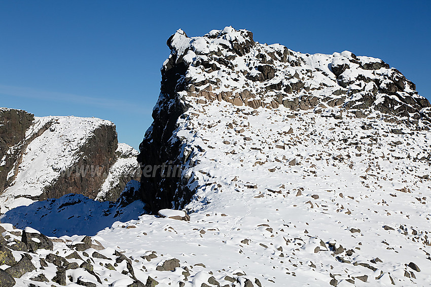 Slettmarkpiggen (2164 moh) med den første nysnøen på.