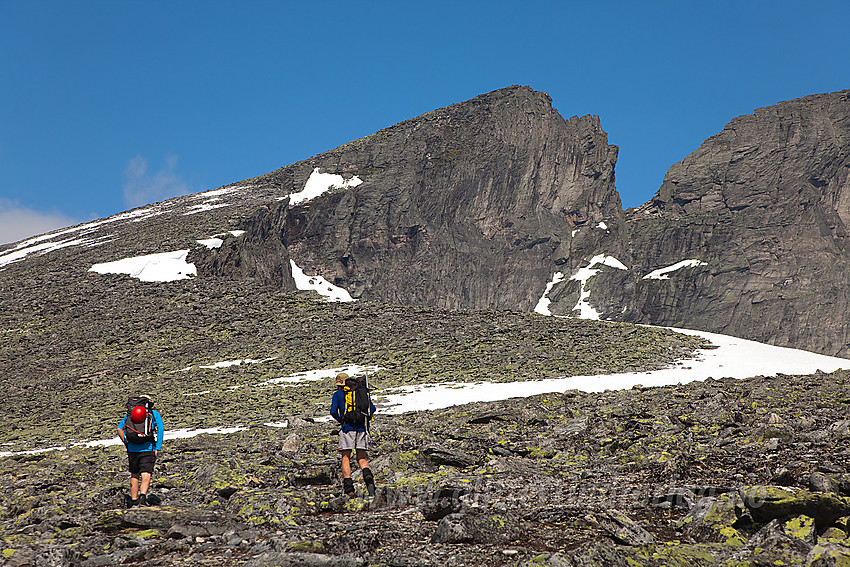 Fjellvandrere på vei mot Snøhettas Vesttopp.