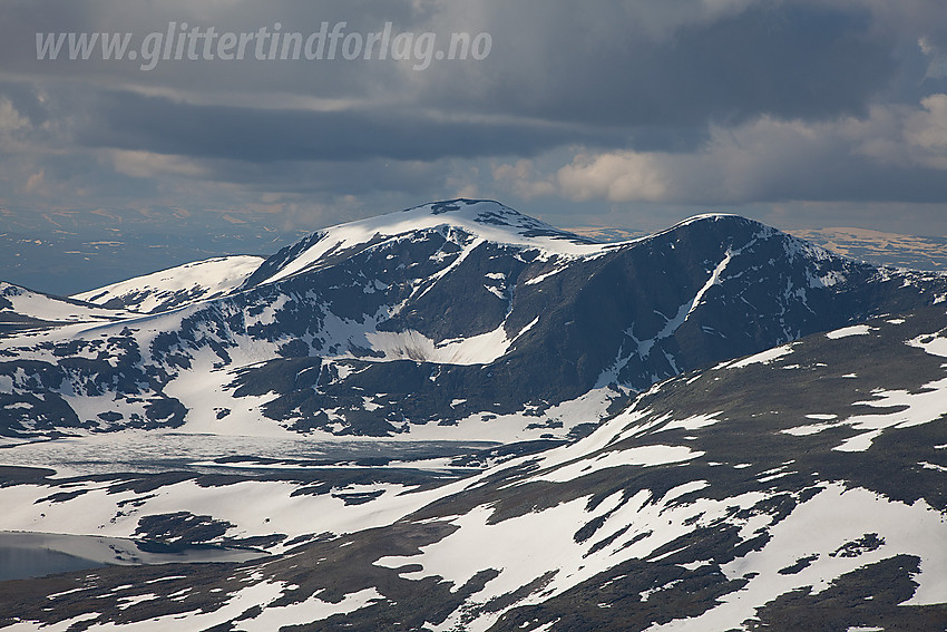 Fra ryggen mot Snøhetta Vest med utsikt til Svånåvatnet og Skredahøin.