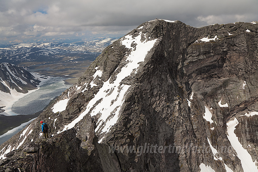 På vei fra Hettpiggen mot Midttoppen på Snøhetta (2278 moh) som ses i bakgrunnen.