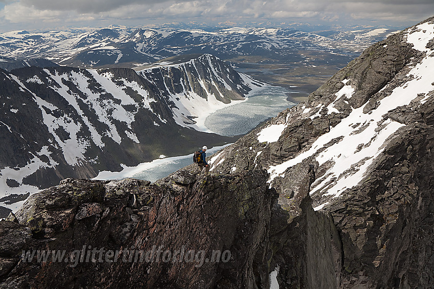 På vei ned fra Hettpiggen mot Midttoppen på Snøhetta. I bakgrunnen bl.a. Larseggen og Larstjørnin.