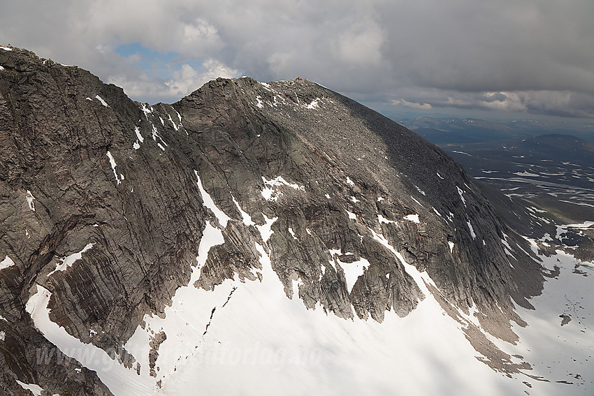 Litt nedenfor Hettpiggen med blikk bort mot Stortoppen på Snøhetta (2286 moh).