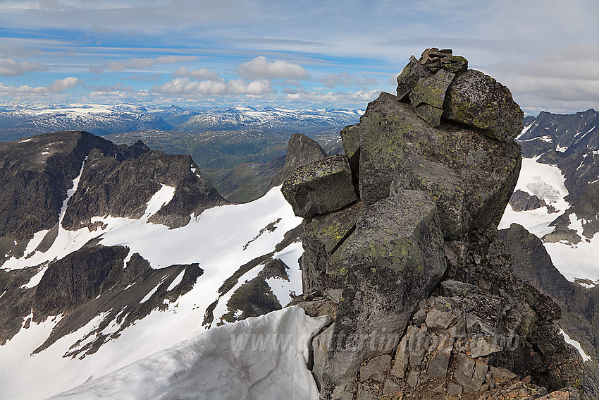 Toppen på Store Austanbotntinden (2204 moh). Soleibotntindane i bakgrunnen til venstre.