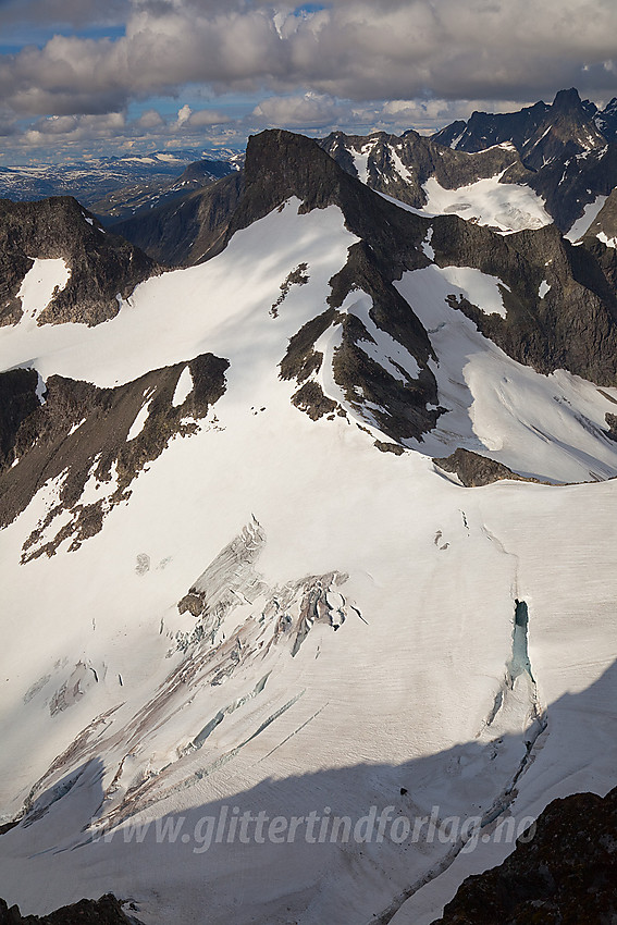 Fra Vestre Austanbotntinden mot Berdalsbreen og Store Ringstinden (2124 moh) i forgrunnen. Videre ser man det meste av Hurrungane i bakgrunnen.