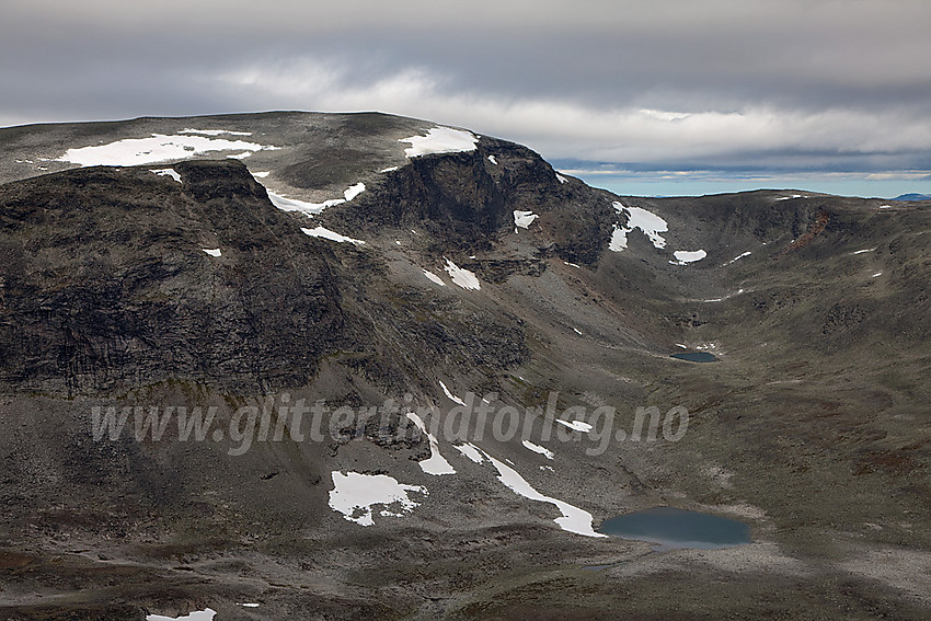 På vei opp mot Skarvedalsegge med utsikt til Gråhøe (2014 moh) på andre siden av Skarvedalen.