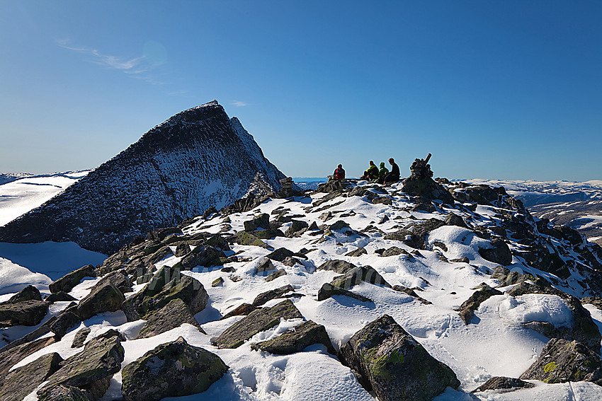 På Nørdre Tverrådalskyrkja med selve Tverrådalskyrkja (2088 moh) bakenfor.