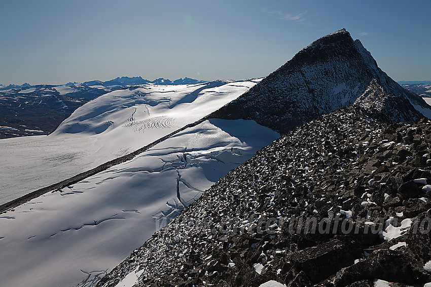 Tverrådalskyrkja (2088 moh) sett fra nord. Fortundalsbreen til venstre. Hurrungane i det fjerne.