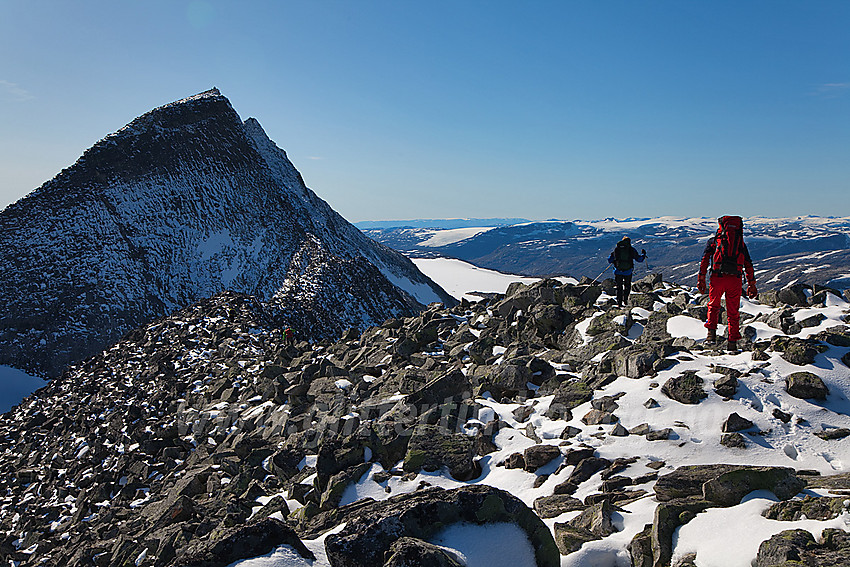 På vei mot Tverrådalskyrkja (2088 moh) med den bratte nordryggen rett i mot.