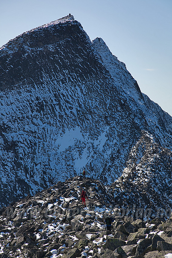 På vei mot Tverrådalskyrkja (2088 moh) med den bratte nordryggen rett i mot.