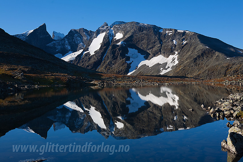 Nydelig høstmorgen på Øvre Dyrhaug med det vesle tjernet som speiler tindene på andre siden av Ringsdalen: Fra venstre mot høyre: Store Ringstinden, Store Soleibotntinden (bak), Søre Soleibotntinden, Nørdre Soleibotntinden, Store Soleibotntinden og Lauvnostinden.