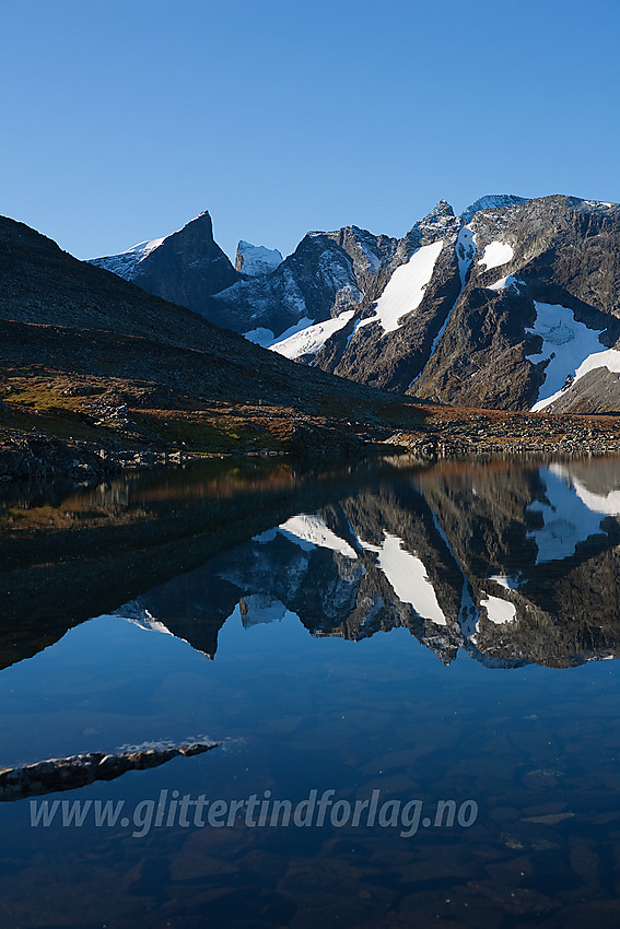 Nydelig høstmorgen på Øvre Dyrhaug med det vesle tjernet som speiler tindene på andre siden av Ringsdalen: Fra venstre mot høyre: Store Ringstinden, Store Soleibotntinden (bak), Søre Soleibotntinden, Nørdre Soleibotntinden, Store Soleibotntinden og Lauvnostinden.