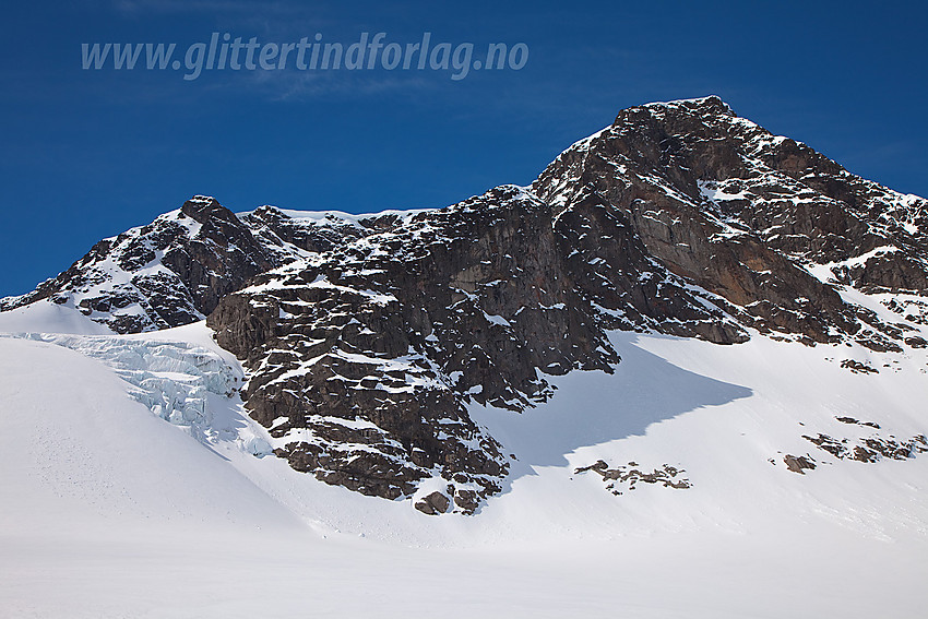 Fra nedre del av Skarvflyløyftbrean mot Skarvflyløtfttinden (2250 moh) med sørøstryggen i forgrunnen.