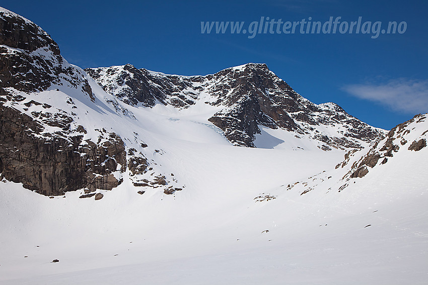 Skarvflyløyfttinden (2250 moh) med Skarvflyløyftbrean i forgrunnen.