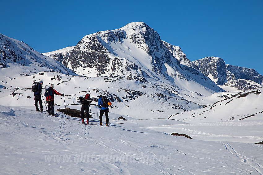 Skiløpere i Leirungsdalen foran turens mål, Munken (2105 moh). Bak til høyre ses Vestre Kalvehøgde (2208 moh).