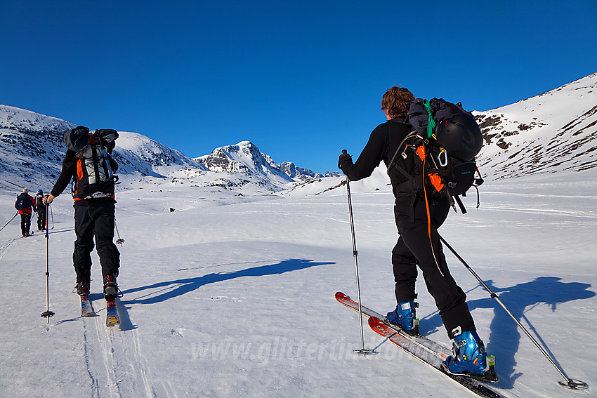 Skiløpere på vei inn Leirungsdalen med Munken i bakgrunnen.