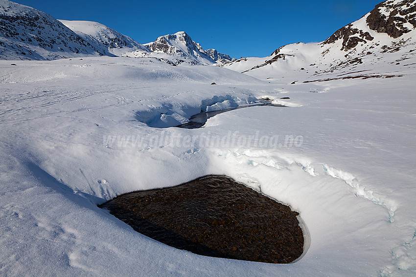 I Leirungsdalen ved åpne "hulle" i isen på Leirungsåe. Munken (2105 moh) sentralt i bakgrunnen.