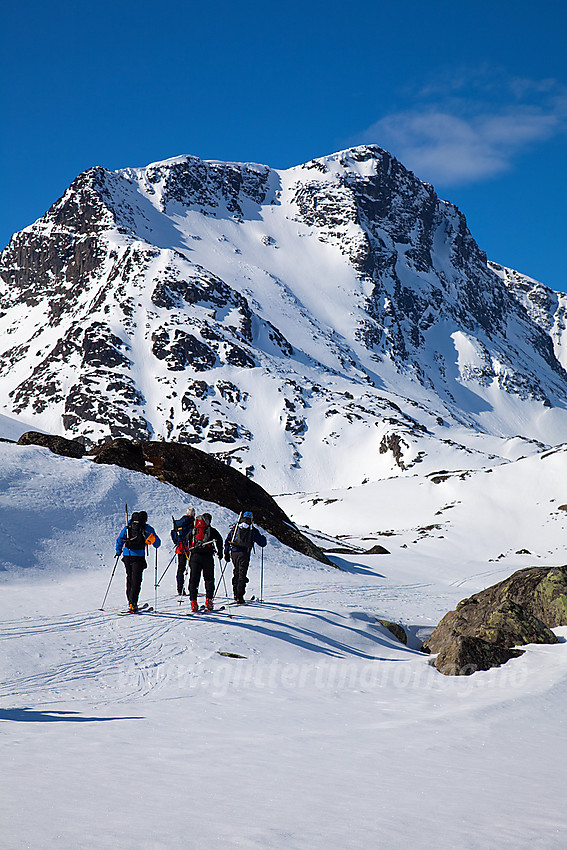 Skiløpere i Leirungsdalen på vei mot turens mål, Munken (2105 moh).