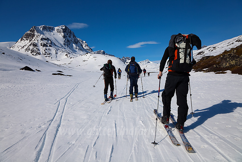 Skiløpere på vei innover Leirungsdalen mot turens mål, Munken (2105 moh), som ses til venstre i bildet.