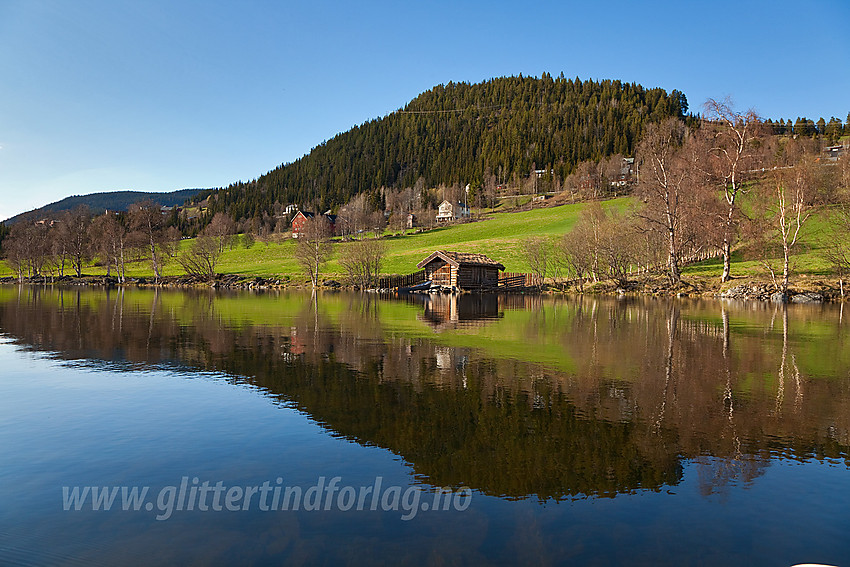 Padling på Heggefjorden med Haugen (ca. 725 moh) i bakgrunnen.