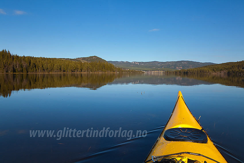 Padling på Heggefjorden med Heggenes i det fjerne.